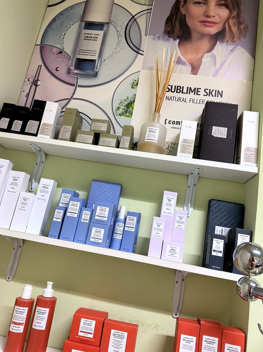Scaffale di Dova Estetica con il pannello Comfort Zone Sublime Skin e i prodotti viso delle linee Skin Regimen, Hydramemory, Remedy ed Essential
