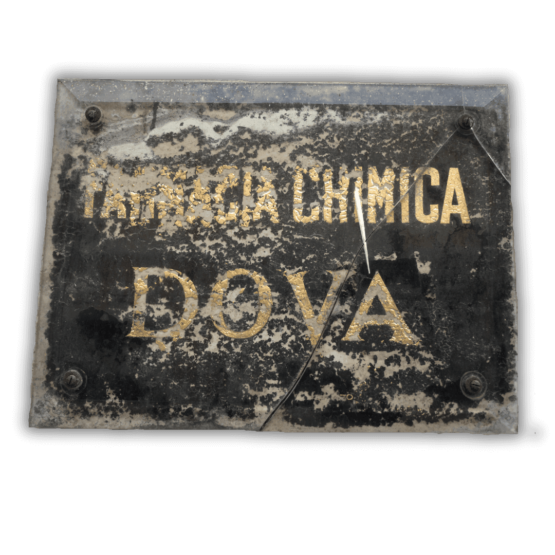 Antica targa in pietra scura con la scritta dorata Farmacia Chimica Dova