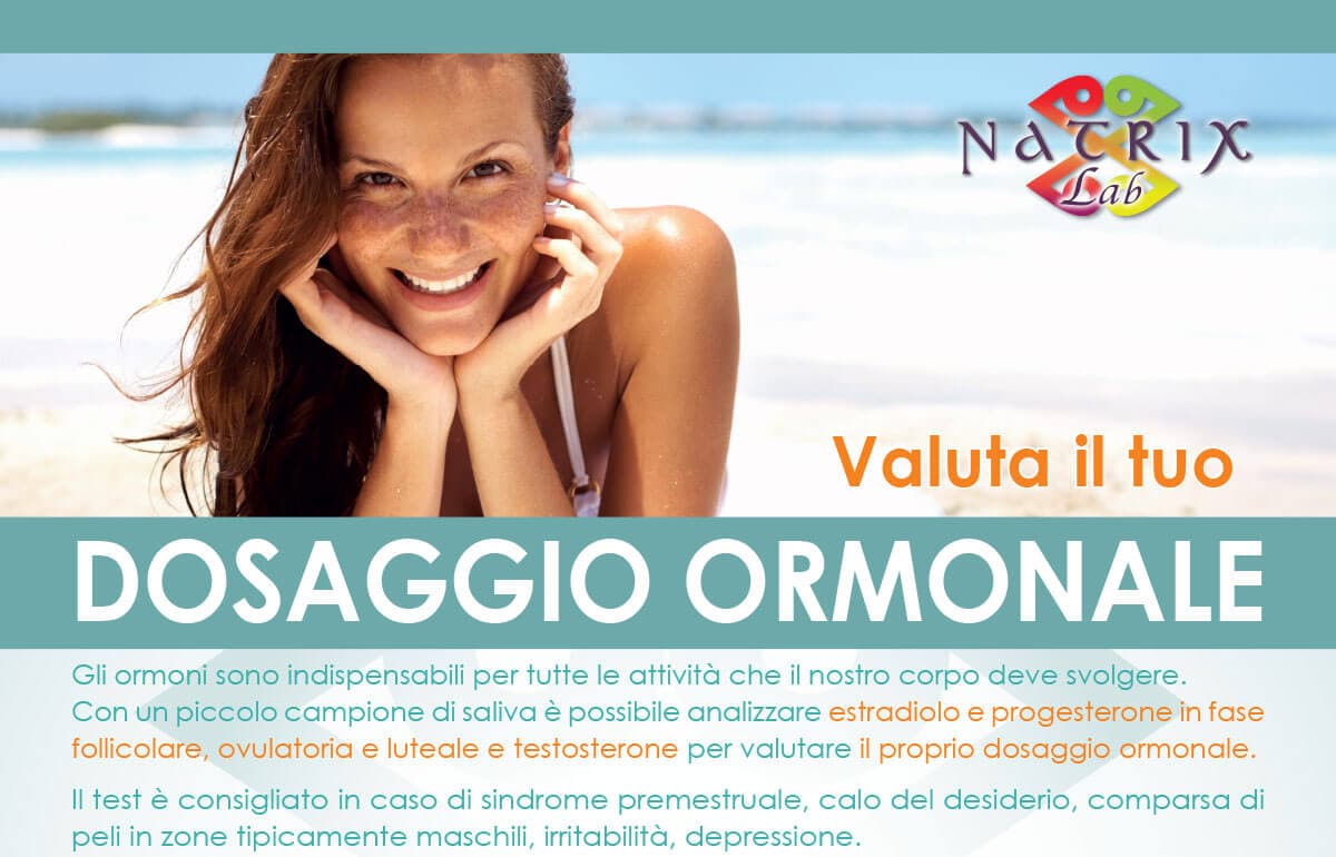 Locandina Natrix Lab sul dosaggio ormonale in età fertile: giovane donna sorridente in spiaggia.