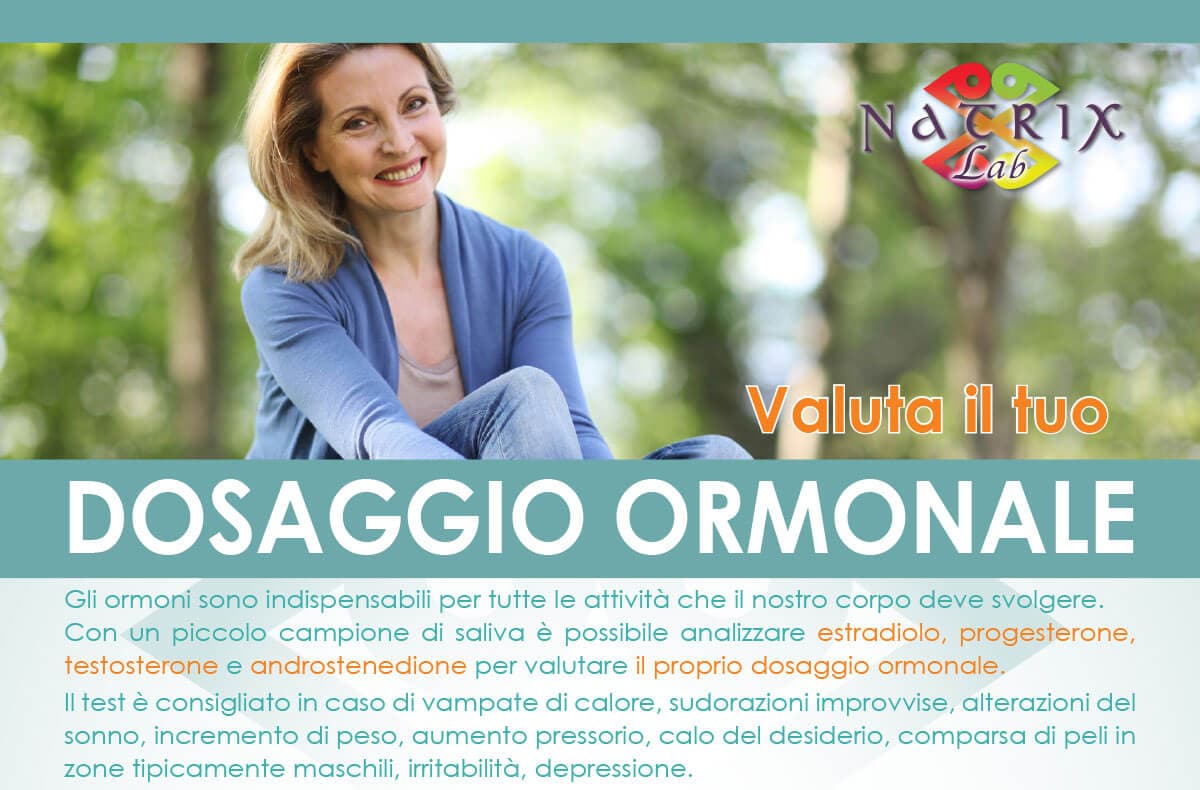 Locandina Natrix Lab sul dosaggio ormonale in menopausa: donna matura sorridente seduta nel verde.